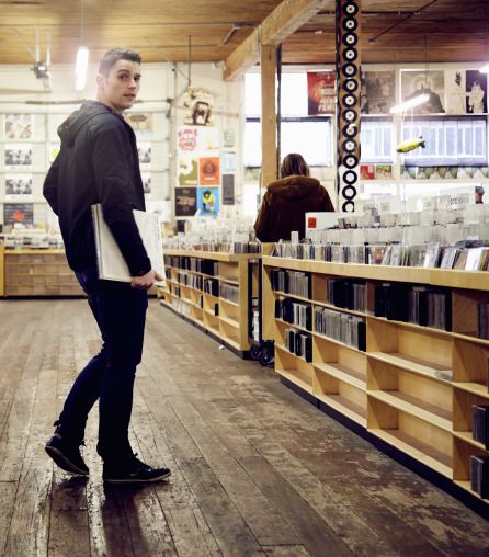 Comprando en una tienda de discos Comprando en una tienda de discos