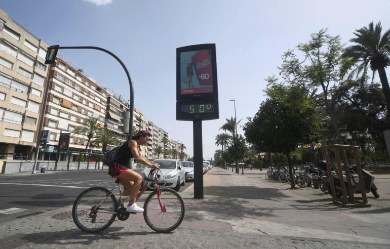 Un ciclista pasa junto a un termómetro que marca 50 grados en Córdoba, en una jornada marcada por la ola de calor que afecta a toda la Península. Un ciclista pasa junto a un termómetro que marca 50 grados en Córdoba, en una jornada marcada por la ola de calor que afecta a toda la Península.