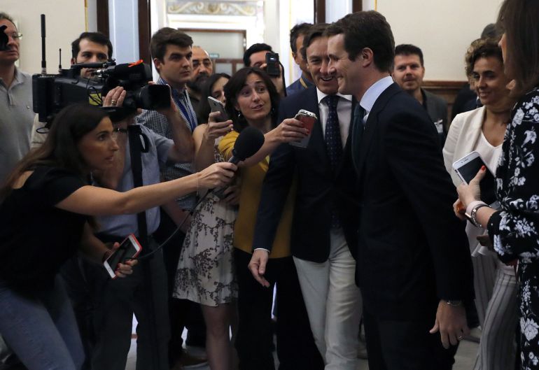 El presidente del PP, Pablo Casado, contesta a las preguntas de los periodistas en los pasillos del Congreso de los Diputados El presidente del PP, Pablo Casado, contesta a las preguntas de los periodistas en los pasillos del Congreso de los Diputados