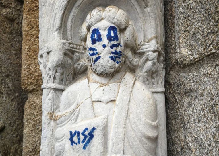 Pintan escultura del siglo XII de la Catedral de Santiago