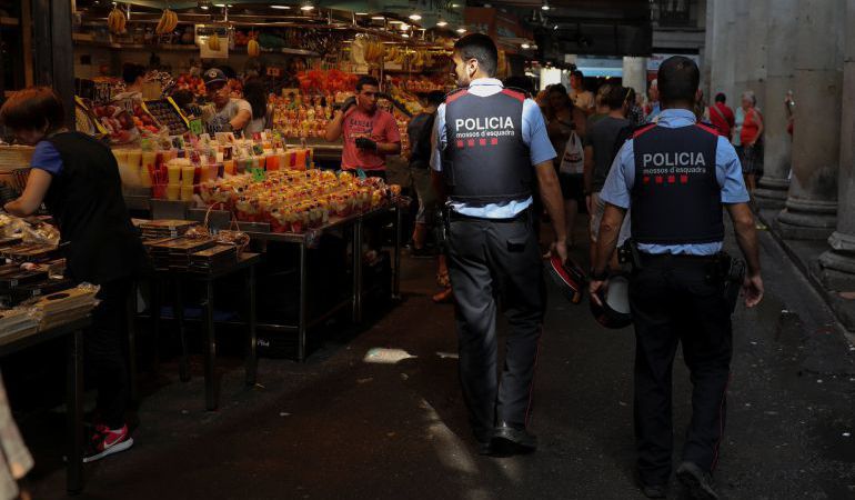 Dos Mossos patrullan por el mercado de la Boquería. Dos Mossos patrullan por el mercado de la Boquería.