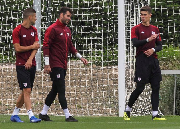 Los porteros Iago Herrrín (c), y Kepa Arrizabalaga (d), durante la sesión de entrenamiento que el Athletic Club de Bilbao ha celebrado hoy en sus instalaciones de Lezama. Los porteros Iago Herrrín (c), y Kepa Arrizabalaga (d), durante la sesión de entrenamiento que el Athletic Club de Bilbao ha celebrado hoy en sus instalaciones de Lezama.