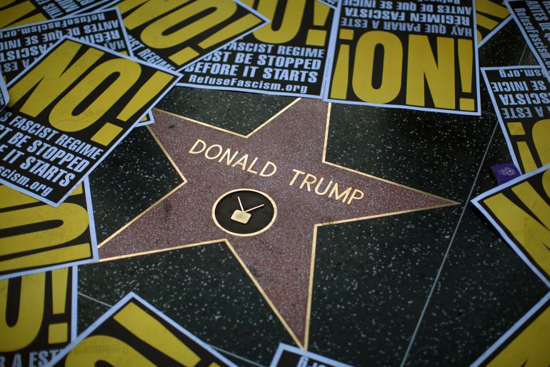 La estrella del Paseo de la Fama de Donald Trump rodeada de panfletos durante una manifestación contra su política de migración. La estrella del Paseo de la Fama de Donald Trump rodeada de panfletos durante una manifestación contra su política de migración.