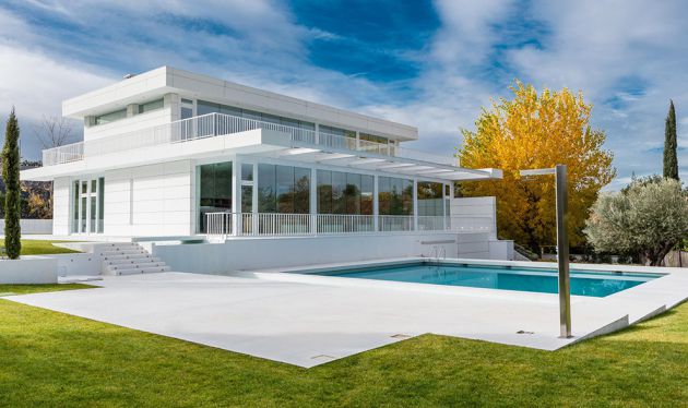 Un chalet en el Camino del Sur, situado en La Moraleja, tiene un coste medio de 5.987.000 euros. Un chalet en el Camino del Sur, situado en La Moraleja, tiene un coste medio de 5.987.000 euros.