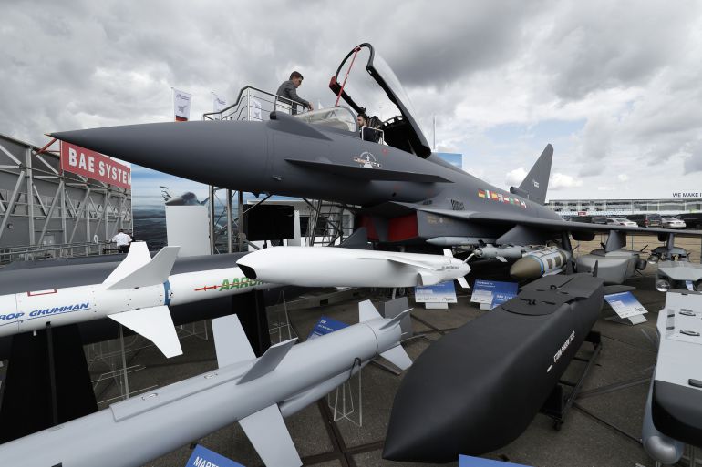 Un avión de combate Eurofighter Typhoon en el Farnborough Airshow, en Londres. Un avión de combate Eurofighter Typhoon en el Farnborough Airshow, en Londres.