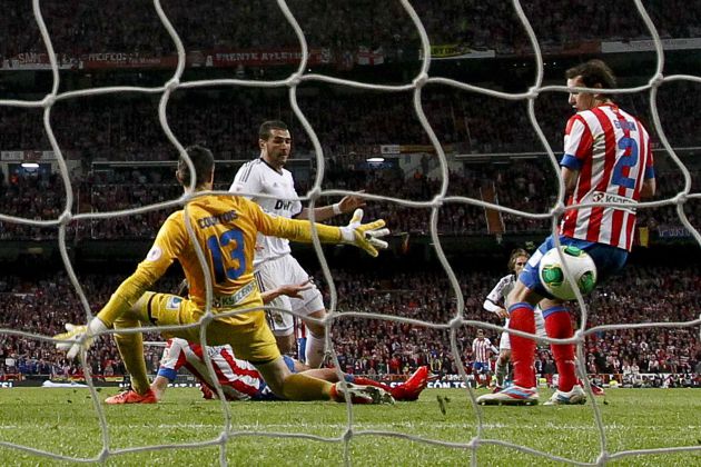 Courtois achica ante Benzema, en la final de la Copa del Rey de 2013 Courtois achica ante Benzema, en la final de la Copa del Rey de 2013