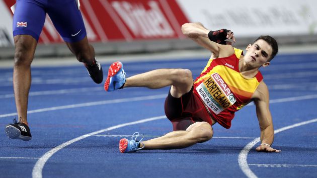 Hortelano cae al suelo tras forzar la entrada en meta buscando la medalla Hortelano cae al suelo tras forzar la entrada en meta buscando la medalla