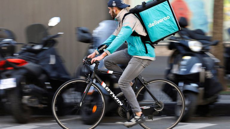 Un rider de Deliveroo en París Un rider de Deliveroo en París