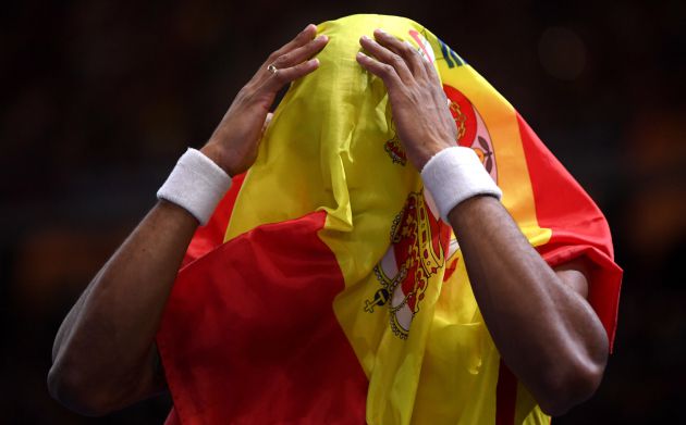 Ortega, envuelto en la bandera de España tras correr la final Ortega, envuelto en la bandera de España tras correr la final