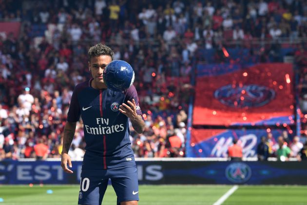 Neymar en su presentación el año pasado en El Parque de los Príncipes con el PSG Neymar en su presentación el año pasado en El Parque de los Príncipes con el PSG