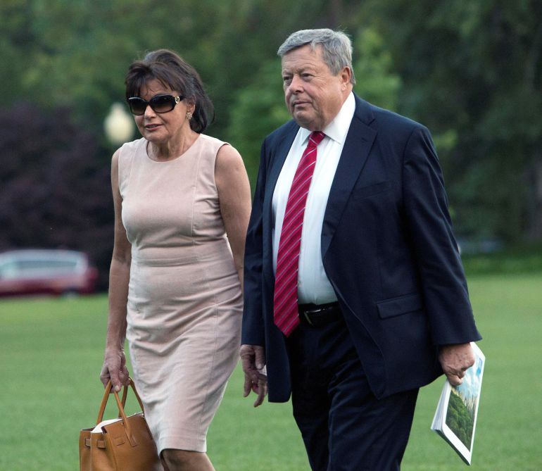 Fotografía de archivo de los padres de la primera dama estadounidense Melania Trump, Viktor (d) y Amalija Knavs (i) en la Casa Blanca en Washington Fotografía de archivo de los padres de la primera dama estadounidense Melania Trump, Viktor (d) y Amalija Knavs (i) en la Casa Blanca en Washington