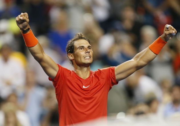 Nadal celebra el triunfo alzando los brazos Nadal celebra el triunfo alzando los brazos