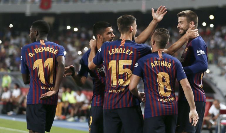 Los jugadores del FC Barcelona felicitan a Piqué Los jugadores del FC Barcelona felicitan a Piqué