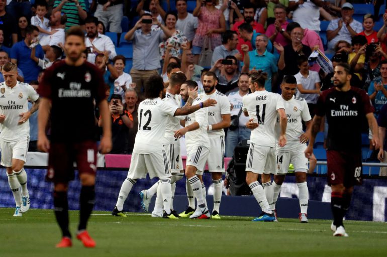 El Real Madrid, celebrando el primer tanto de Benzema El Real Madrid, celebrando el primer tanto de Benzema