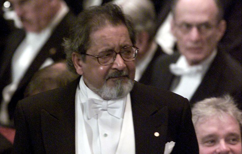 V.S. Naipaul al recibir su premio Nobel de Literatura V.S. Naipaul al recibir su premio Nobel de Literatura