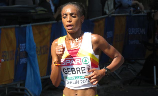 Trihas Gebre en el tramo final de la prueba Trihas Gebre en el tramo final de la prueba