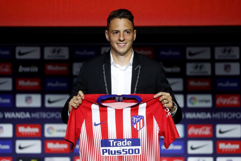 Arias posa con su nueva camiseta Arias posa con su nueva camiseta