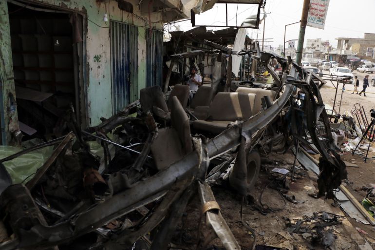 Imagen de los restos del ataque sobre un autobús en Yemen en el que murieron decenas de personas Imagen de los restos del ataque sobre un autobús en Yemen en el que murieron decenas de personas