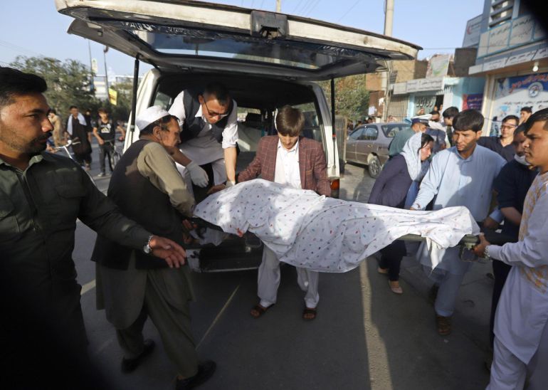 Varias personas cargan en un coche el cuerpo sin vida de un hombre tras un atentado suicida en Kabul. Varias personas cargan en un coche el cuerpo sin vida de un hombre tras un atentado suicida en Kabul.