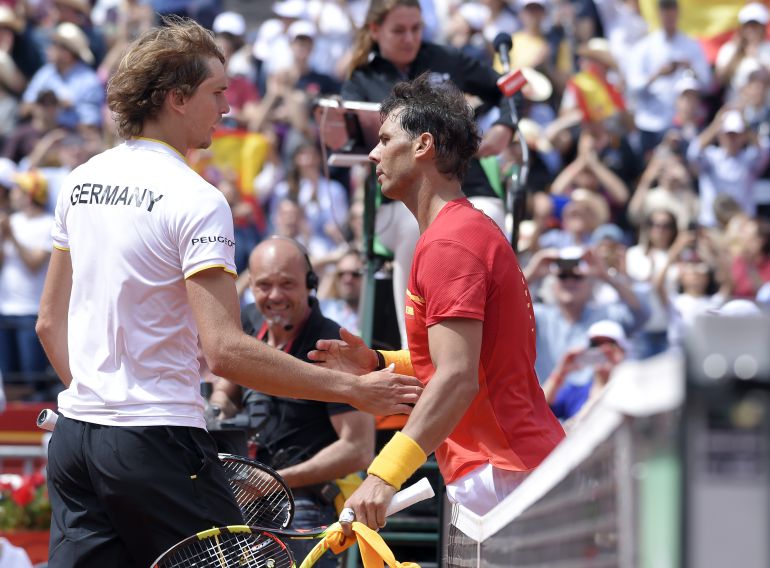 Nadal saluda a Zverev tras un partido de la Davis, este año Nadal saluda a Zverev tras un partido de la Davis, este año