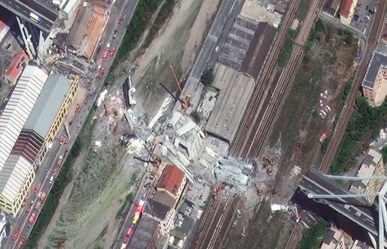 Una imagen aérea del puente que se derrumbó dejando más de una treintena de víctimas mortales. Una imagen aérea del puente que se derrumbó dejando más de una treintena de víctimas mortales.