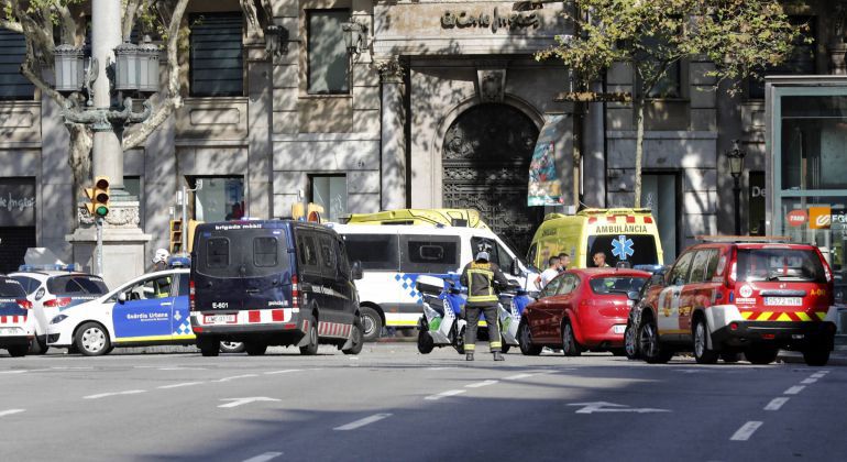 Vehículos de los diferentes cuerpos policiales y de emergencias momentos después del atentado de Barcelona Vehículos de los diferentes cuerpos policiales y de emergencias momentos después del atentado de Barcelona
