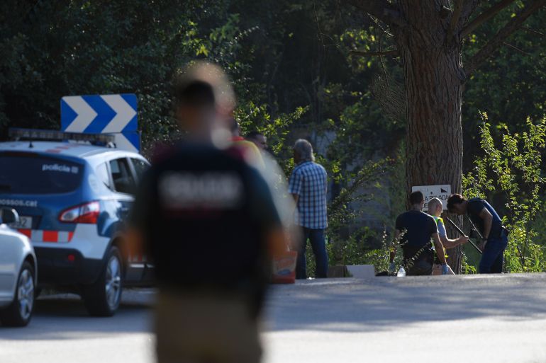 Agentes de seguridad registran el lugar en el que fue abatido Younes Abouyaaqoub, el autor material del atropello masivo de Barcelona. Agentes de seguridad registran el lugar en el que fue abatido Younes Abouyaaqoub, el autor material del atropello masivo de Barcelona.