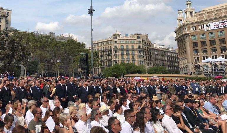 Los reyes y resto de autoridades asisten al acto central de homenaje a las víctimas de los atentados de Barcelona y Cambrils con la pancarta contra el monarca en el fondo
Los reyes y resto de autoridades asisten al acto central de homenaje a las víctimas de los atentados de Barcelona y Cambrils con la pancarta contra el monarca en el fondo