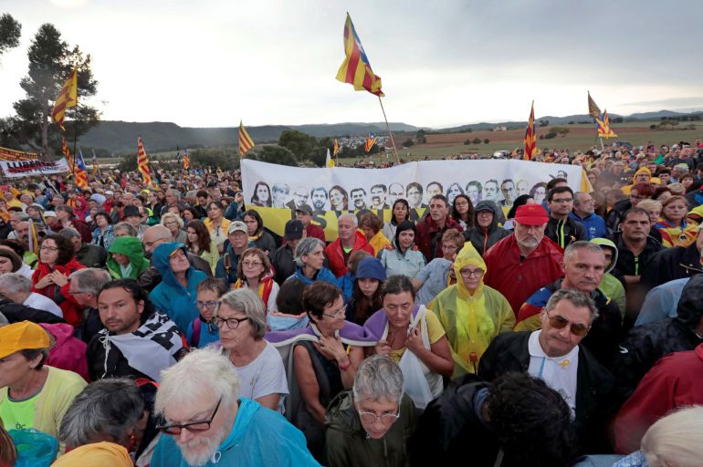 Vista de los participantes en la concentración independentista convocada por la ANC y Òmnium frente a la cárcel de Lledoners Vista de los participantes en la concentración independentista convocada por la ANC y Òmnium frente a la cárcel de Lledoners
