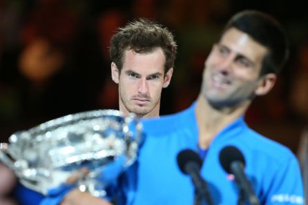 Murray observa desolado a Djokovic, en uno de los Open de Australia que perdió contra el serbio Murray observa desolado a Djokovic, en uno de los Open de Australia que perdió contra el serbio