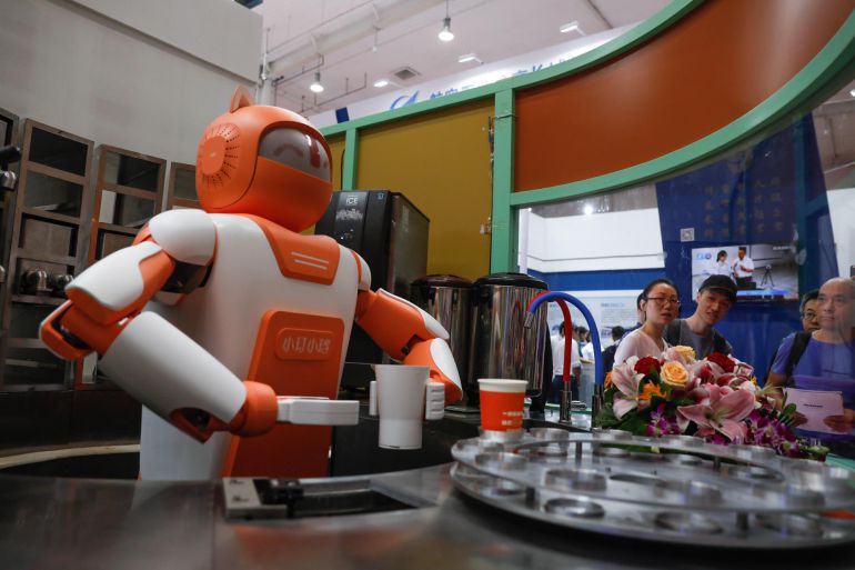 Un robot prepara bebidas durante una exhibición organizada en el ámbito del Congreso Mundial de Robótica en Pekín (China) el 15 de agosto de 2018. Un robot prepara bebidas durante una exhibición organizada en el ámbito del Congreso Mundial de Robótica en Pekín (China) el 15 de agosto de 2018.