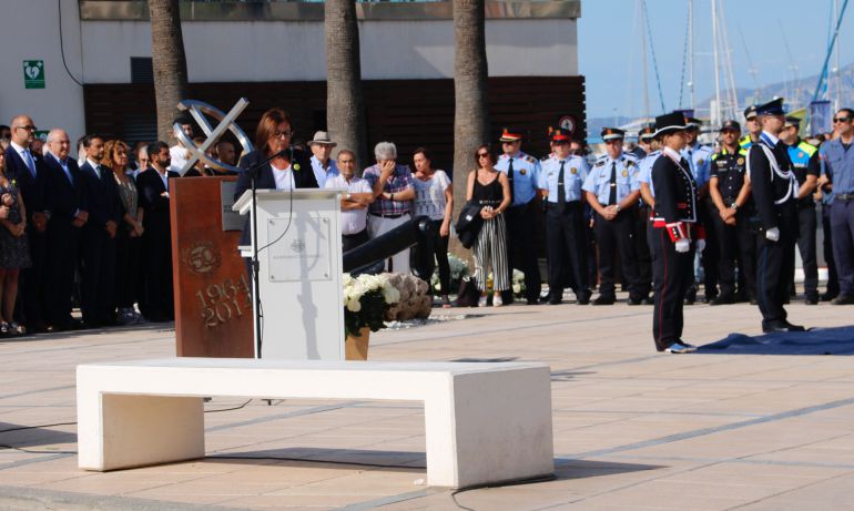 La alcaldesa de Cambrils, Camí Mendoza, durante el acto de homenaje a las víctimas La alcaldesa de Cambrils, Camí Mendoza, durante el acto de homenaje a las víctimas