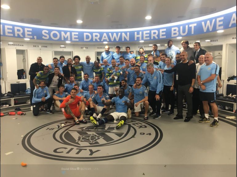 Silva y su hijo (en el medio) posan con toda la plantilla del City Silva y su hijo (en el medio) posan con toda la plantilla del City