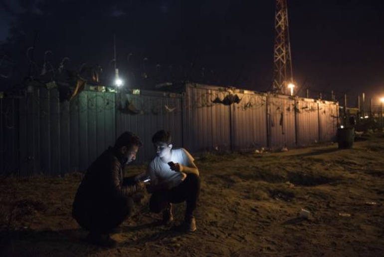 Refugiados frente a uno de los centros en la frontera entre Serbia y Hungría Refugiados frente a uno de los centros en la frontera entre Serbia y Hungría