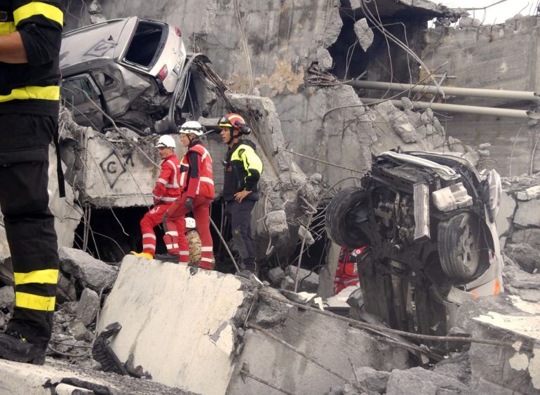 Trabajadores de la Cruz Roja de Italia buscan desaparecidos entre los escombros del puente Morandi en Génova, Italia. Trabajadores de la Cruz Roja de Italia buscan desaparecidos entre los escombros del puente Morandi en Génova, Italia.