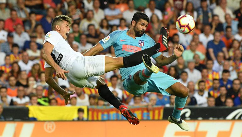 Gabriel Paulista intenta llegar al balón antes que Diego Costa. Gabriel Paulista intenta llegar al balón antes que Diego Costa.
