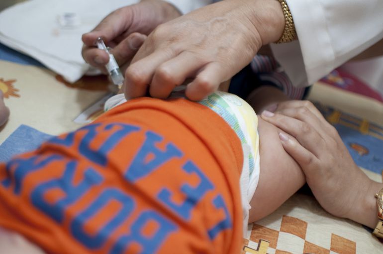 Un bebe es vacunado. Un bebe es vacunado.
