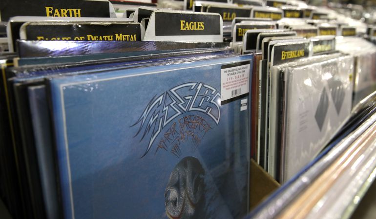 El disco de los grandes éxitos de los Eagles vuelve al número 1. El disco de los grandes éxitos de los Eagles vuelve al número 1.