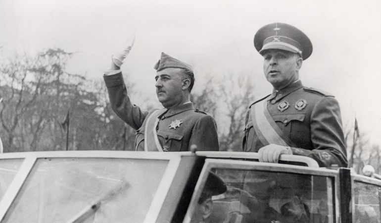 Francisco Franco saludando en un evento Francisco Franco saludando en un evento