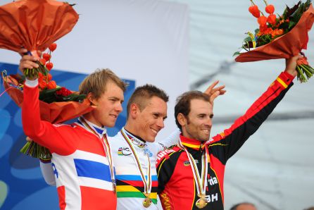Alejandro Valverde (bronce), en el pódium del Mundial 2012, junto con Gilbert (oro) y Boasson Hagen (plata) Alejandro Valverde (bronce), en el pódium del Mundial 2012, junto con Gilbert (oro) y Boasson Hagen (plata)