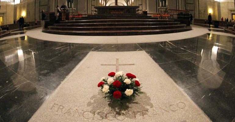 Una mañana y al menos seis personas para exhumar a Franco Una mañana y al menos seis personas para exhumar a Franco