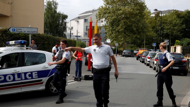 Mata a dos personas con un cuchillo cerca de París y muere abatido por la policía
