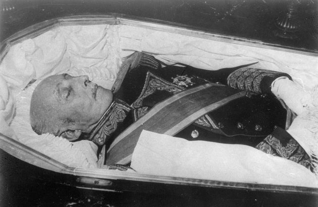 El dictador, en su ataúd en una imagen del 23 de noviembre de 1975. El dictador, en su ataúd en una imagen del 23 de noviembre de 1975.