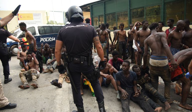 Los migrantes que han llegado a Ceuta saltando la valla Los migrantes que han llegado a Ceuta saltando la valla