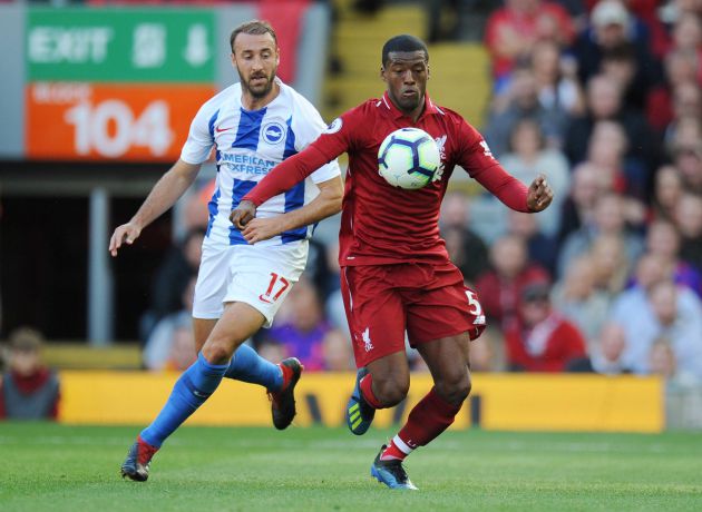 Wijnaldum durante el partido de ayer contra el Brighton. El centrocampista holandés completó 75 pases de 76 intentados. Wijnaldum durante el partido de ayer contra el Brighton. El centrocampista holandés completó 75 pases de 76 intentados.