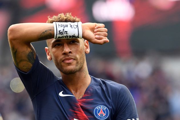Neymar celebra el tercer y últmo tanto del PSG ayer en El Parque de los Príncipes contra el Angers Neymar celebra el tercer y últmo tanto del PSG ayer en El Parque de los Príncipes contra el Angers