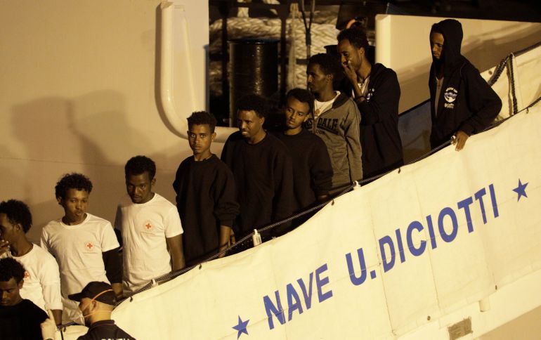 Migrantes desembarcando del "Diciotti". Migrantes desembarcando del "Diciotti".