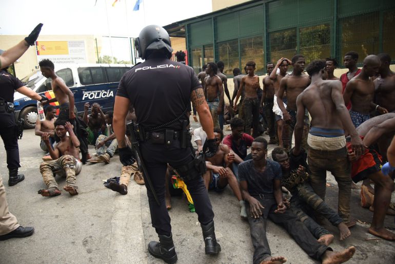 Inmigrantes que han llegado a Ceuta saltando la valla. Inmigrantes que han llegado a Ceuta saltando la valla.
