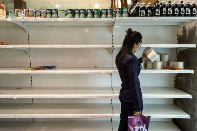 Cliente en un supermercado de Caracas (Venezuela). Cliente en un supermercado de Caracas (Venezuela).