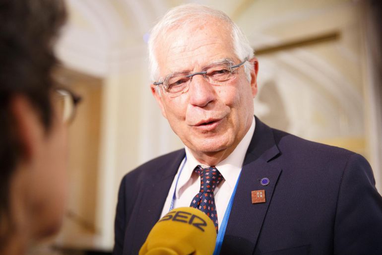 El ministro de Exteriores español, Josep Borrell, atendiendo a los medios. El ministro de Exteriores español, Josep Borrell, atendiendo a los medios.